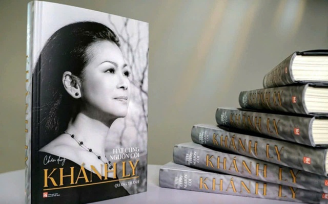 Ra mắt s&aacute;ch "H&aacute;t c&ugrave;ng nguồn cội - Ch&acirc;n dung Kh&aacute;nh Ly"  - Ảnh 1.