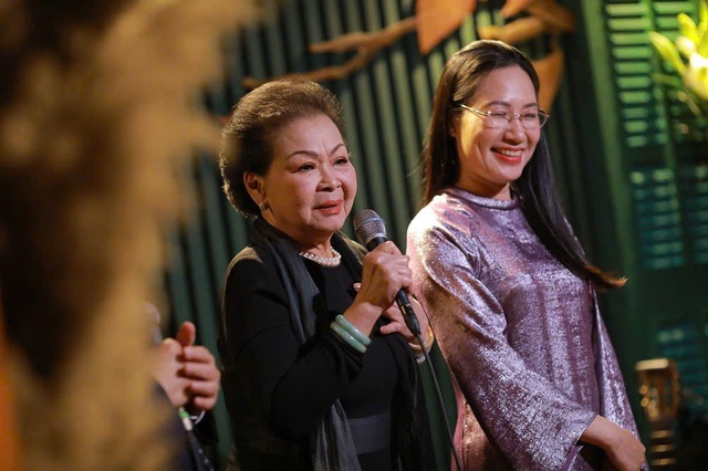 Ra mắt s&aacute;ch "H&aacute;t c&ugrave;ng nguồn cội - Ch&acirc;n dung Kh&aacute;nh Ly"  - Ảnh 4.