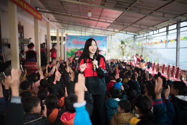 Hoa hậu Thanh Thủy đứng h&aacute;t giữa s&acirc;n trường đất, kh&aacute;n giả l&agrave; học sinh v&ugrave;ng n&uacute;i - Ảnh 1.