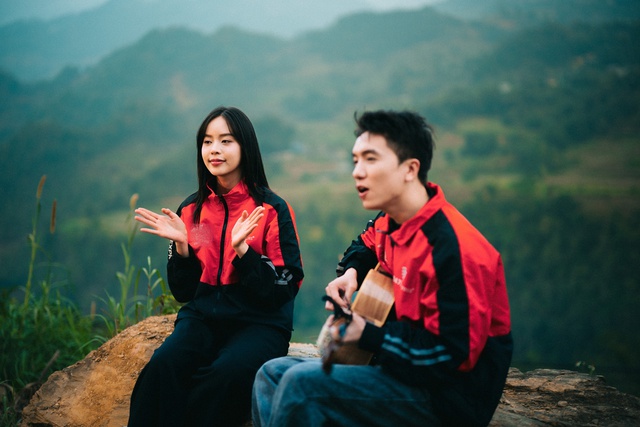 Hoa hậu Thanh Thủy đứng h&aacute;t giữa s&acirc;n trường đất, kh&aacute;n giả l&agrave; học sinh v&ugrave;ng n&uacute;i - Ảnh 2.