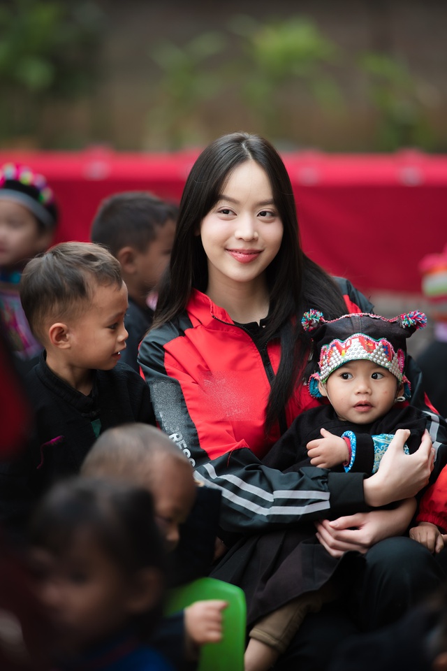 Hoa hậu Thanh Thủy đứng h&aacute;t giữa s&acirc;n trường đất, kh&aacute;n giả l&agrave; học sinh v&ugrave;ng n&uacute;i - Ảnh 5.