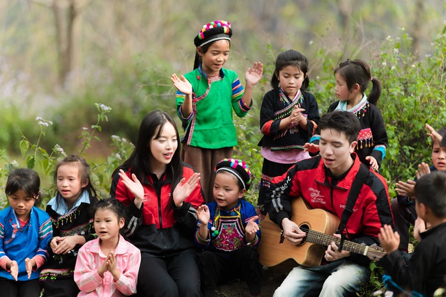 Hoa hậu Thanh Thủy đứng h&aacute;t giữa s&acirc;n trường đất, kh&aacute;n giả l&agrave; học sinh v&ugrave;ng n&uacute;i - Ảnh 3.