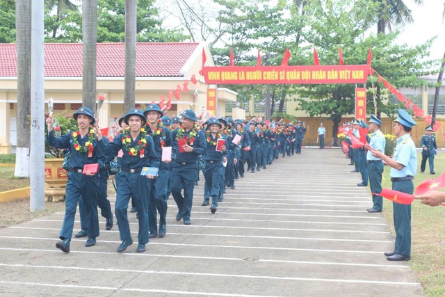 Sư đo&agrave;n 372 tiếp nhận chiến sĩ mới năm 2026 - Ảnh 1.