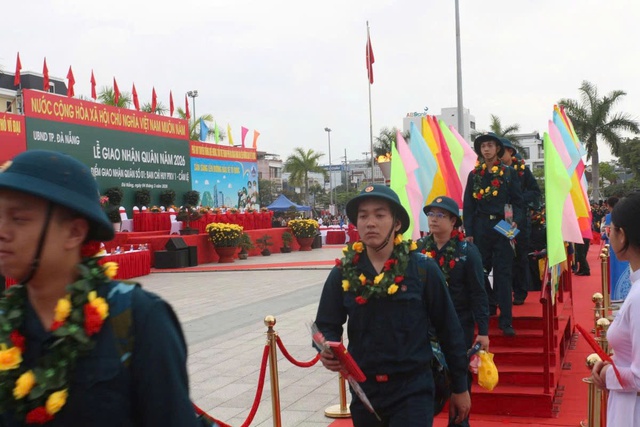 Sư đo&agrave;n 372 tiếp nhận chiến sĩ mới năm 2026 - Ảnh 4.