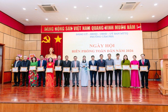 Ng&agrave;y hội Bi&ecirc;n ph&ograve;ng tr&ecirc;n v&ugrave;ng mỏ Cẩm Phả ki&ecirc;n cường bất khuất- Ảnh 2.