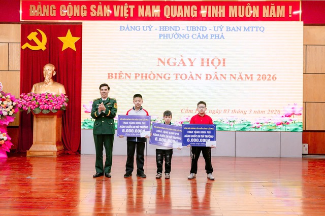 Ng&agrave;y hội Bi&ecirc;n ph&ograve;ng tr&ecirc;n v&ugrave;ng mỏ Cẩm Phả ki&ecirc;n cường bất khuất- Ảnh 3.