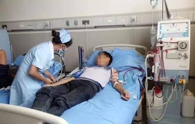 Kh&ocirc;ng h&uacute;t thuốc, uống rượu bia, mỗi ng&agrave;y đi bộ 1 tiếng, người đ&agrave;n &ocirc;ng 54 tuổi vẫn suy thận nặng v&igrave;... "d&aacute;ng người" - Ảnh 1.