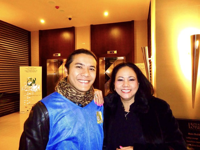 "Hôm nay con ra đi, tim cô như thắt lại, con còn trẻ quá Kasim ơi, bỏ mẹ Phương lại, bỏ vợ con của con lại" - Ảnh 1.