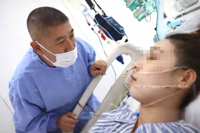 Nữ nh&acirc;n vi&ecirc;n văn ph&ograve;ng 40 tuổi mắc c&ugrave;ng l&uacute;c 3 loại ung thư: B&aacute;c sĩ cảnh b&aacute;o th&oacute;i quen mỗi đ&ecirc;m của nhiều người c&oacute; thể ph&aacute; vỡ hệ miễn dịch- Ảnh 1.