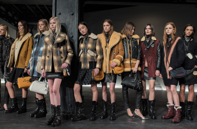 Từ "mom-brand" đến "it-brand", Coach đang đi đ&uacute;ng đường tr&ecirc;n h&igrave;nh tr&igrave;nh t&igrave;m lại h&agrave;o quang năm ấy - Ảnh 4.