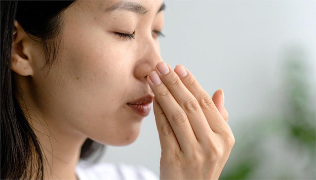 Vẫn bị h&ocirc;i miệng d&ugrave; đ&aacute;nh răng bao nhi&ecirc;u lần đi nữa, b&aacute;c sĩ tiết lộ "thủ phạm thực sự": Nhiều người ho ra "hạt gạo" c&oacute; m&ugrave;i h&ocirc;i- Ảnh 2.