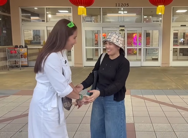 Nữ NSƯT miền Nam đang đi Mỹ bị bắt gặp: "Ở ngo&agrave;i trẻ đẹp qu&aacute;!" - Ảnh 1.