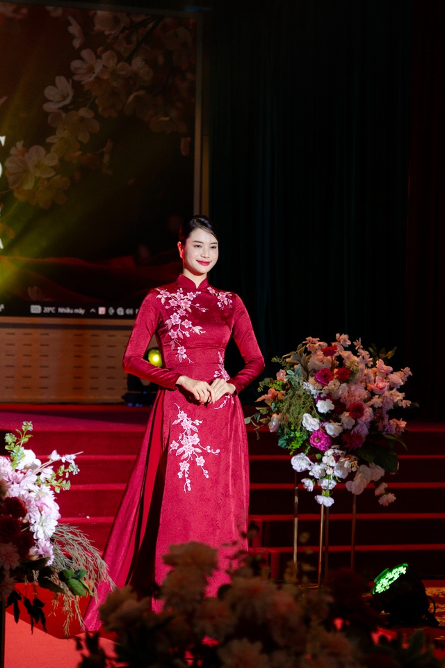 NTK Trần Phương Hoa t&ocirc;n vinh vẻ đẹp người phụ nữ C&ocirc;ng an Nh&acirc;n d&acirc;n qua bộ sưu tập &aacute;o d&agrave;i- Ảnh 10.