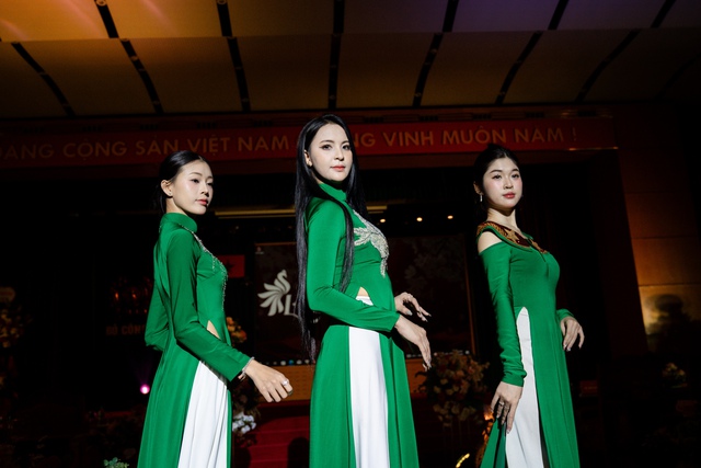 NTK Trần Phương Hoa t&ocirc;n vinh vẻ đẹp người phụ nữ C&ocirc;ng an Nh&acirc;n d&acirc;n qua bộ sưu tập &aacute;o d&agrave;i- Ảnh 4.