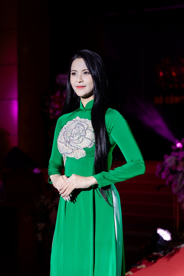 NTK Trần Phương Hoa t&ocirc;n vinh vẻ đẹp người phụ nữ C&ocirc;ng an Nh&acirc;n d&acirc;n qua bộ sưu tập &aacute;o d&agrave;i- Ảnh 5.