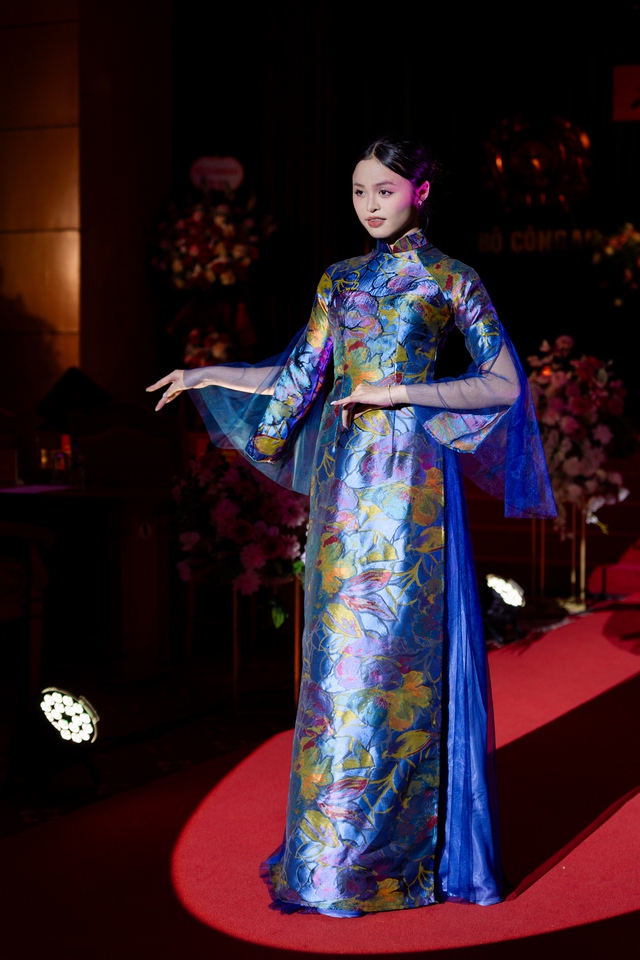 NTK Trần Phương Hoa t&ocirc;n vinh vẻ đẹp người phụ nữ C&ocirc;ng an Nh&acirc;n d&acirc;n qua bộ sưu tập &aacute;o d&agrave;i- Ảnh 8.