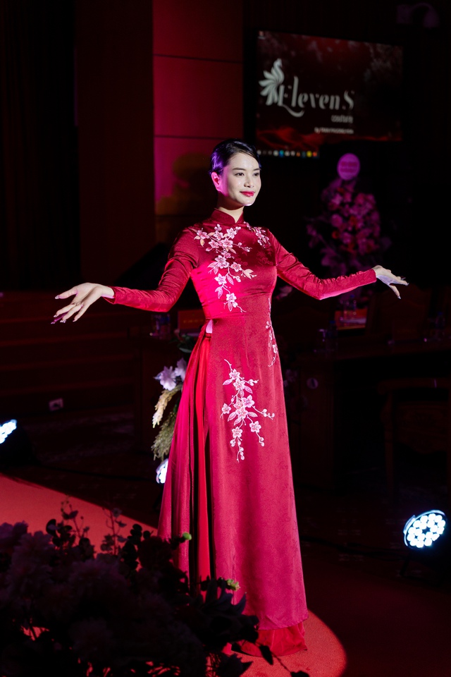 NTK Trần Phương Hoa t&ocirc;n vinh vẻ đẹp người phụ nữ C&ocirc;ng an Nh&acirc;n d&acirc;n qua bộ sưu tập &aacute;o d&agrave;i- Ảnh 9.