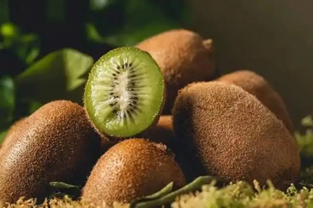 Loại quả được gọi l&agrave; "tr&aacute;i c&acirc;y ngủ", ăn một v&agrave;i miếng mỗi ng&agrave;y c&oacute; thể gi&uacute;p bạn ngủ ngon giấc đến tận s&aacute;ng, chợ Việt b&aacute;n rất nhiều- Ảnh 1.