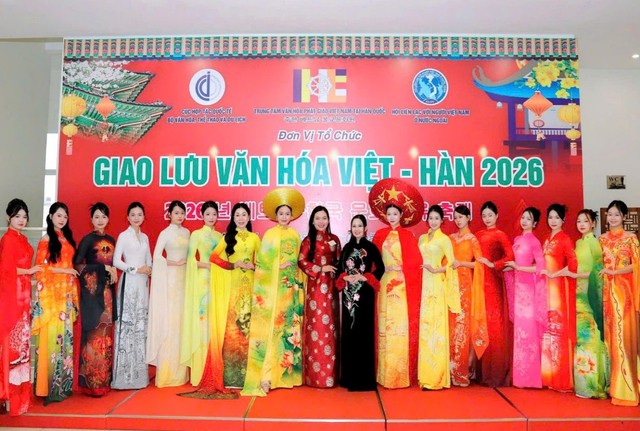 Trịnh &Aacute;nh Nhi &ndash; Mẫu teen đa t&agrave;i t&ocirc;n vinh vẻ đẹp &aacute;o d&agrave;i truyền thống - Ảnh 12.