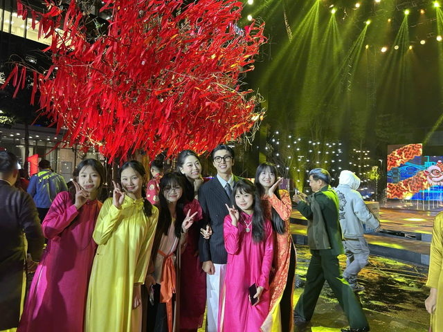 Trịnh &Aacute;nh Nhi &ndash; Mẫu teen đa t&agrave;i t&ocirc;n vinh vẻ đẹp &aacute;o d&agrave;i truyền thống - Ảnh 2.