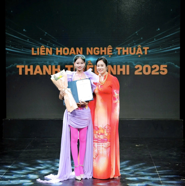 Trịnh &Aacute;nh Nhi &ndash; Mẫu teen đa t&agrave;i t&ocirc;n vinh vẻ đẹp &aacute;o d&agrave;i truyền thống - Ảnh 7.