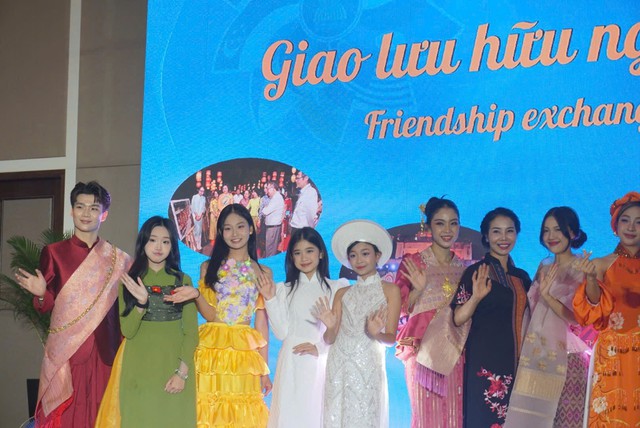 Trịnh &Aacute;nh Nhi &ndash; Mẫu teen đa t&agrave;i t&ocirc;n vinh vẻ đẹp &aacute;o d&agrave;i truyền thống - Ảnh 8.