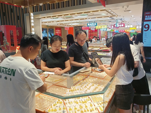 Có lương là đi mua vàng: Phải cầm được vàng trong tay, chi tiêu mua sắm gì cũng xếp sau vàng hết- Ảnh 1. Có lương là đi mua vàng: Phải cầm được vàng trong tay, chi tiêu mua sắm gì cũng xếp sau vàng hết- Ảnh 1.