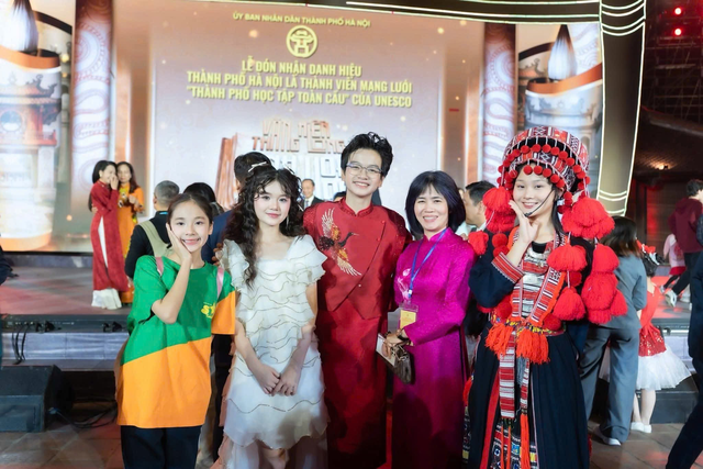 Trịnh &Aacute;nh Nhi &ndash; Mẫu teen đa t&agrave;i t&ocirc;n vinh vẻ đẹp &aacute;o d&agrave;i truyền thống - Ảnh 10.