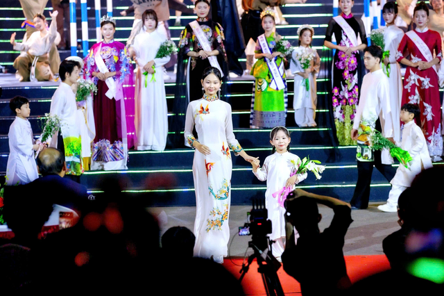 Trịnh &Aacute;nh Nhi &ndash; Mẫu teen đa t&agrave;i t&ocirc;n vinh vẻ đẹp &aacute;o d&agrave;i truyền thống - Ảnh 11.