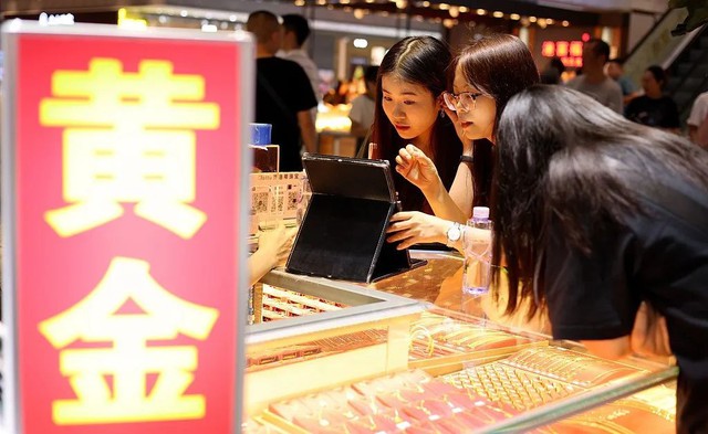 Có lương là đi mua vàng: Phải cầm được vàng trong tay, chi tiêu mua sắm gì cũng xếp sau vàng hết- Ảnh 2. Có lương là đi mua vàng: Phải cầm được vàng trong tay, chi tiêu mua sắm gì cũng xếp sau vàng hết- Ảnh 2.