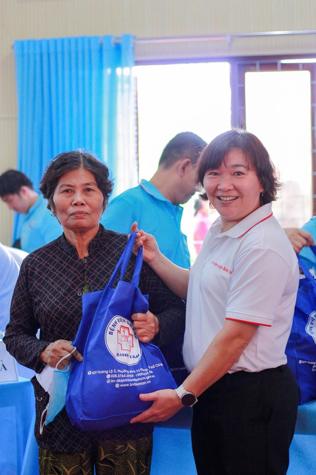 H&agrave;nh tr&igrave;nh nh&acirc;n &aacute;i: Bệnh viện Đa khoa B&igrave;nh T&acirc;n mang niềm vui sức khỏe đến với người d&acirc;n C&agrave;ng Long, Vĩnh Long - Ảnh 3.