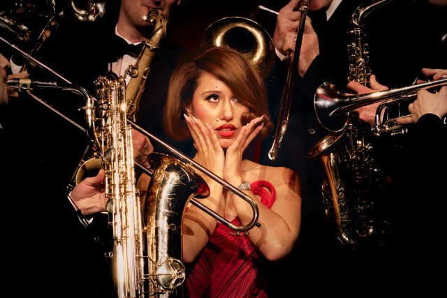 Mỹ nh&acirc;n c&oacute; album hay nhất thế giới hiện tại: L&agrave;m nền cho sao hạng A m&atilde;i mới nổi tiếng, h&aacute;t vang toả 3 SVĐ c&ograve;n nghe- Ảnh 1.