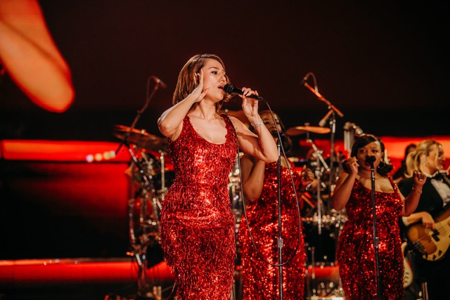 Mỹ nh&acirc;n c&oacute; album hay nhất thế giới hiện tại: L&agrave;m nền cho sao hạng A m&atilde;i mới nổi tiếng, h&aacute;t vang toả 3 SVĐ c&ograve;n nghe- Ảnh 3.