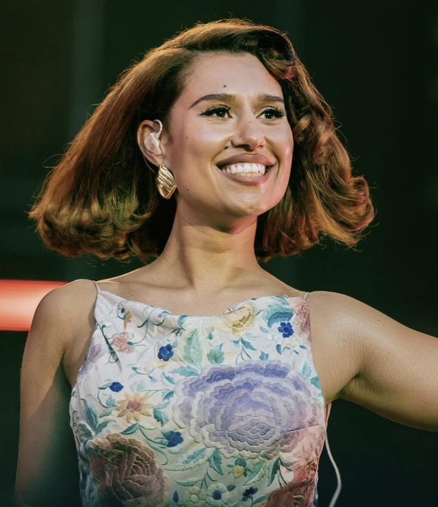 Mỹ nh&acirc;n c&oacute; album hay nhất thế giới hiện tại: L&agrave;m nền cho sao hạng A m&atilde;i mới nổi tiếng, h&aacute;t vang toả 3 SVĐ c&ograve;n nghe- Ảnh 5.