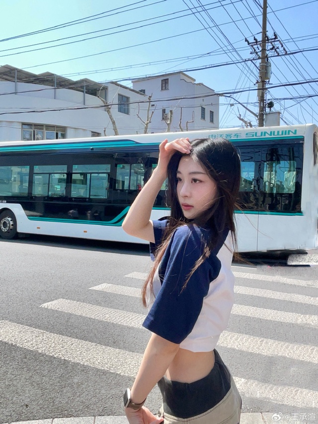 Hoa khôi showbiz xinh như ánh dương bị đình chỉ toàn bộ hoạt động, nay được bắt gặp tìm việc pha chế cafe - Ảnh 3.