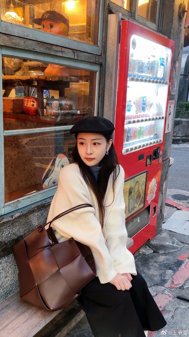 Hoa khôi showbiz xinh như ánh dương bị đình chỉ toàn bộ hoạt động, nay được bắt gặp tìm việc pha chế cafe - Ảnh 7.