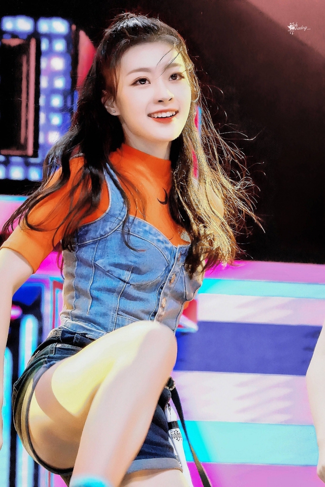 Hoa khôi showbiz xinh như ánh dương bị đình chỉ toàn bộ hoạt động, nay được bắt gặp tìm việc pha chế cafe - Ảnh 5.