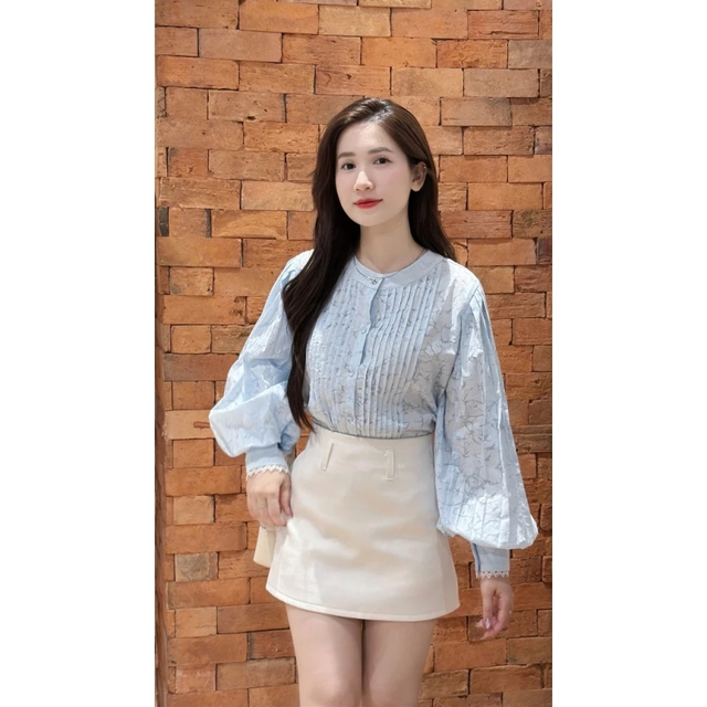 Xanh nhạt – gam màu “nhẹ tênh” nhưng mặc lên là sang: 4 công thức đi làm chuẩn thanh lịch - Ảnh 10.