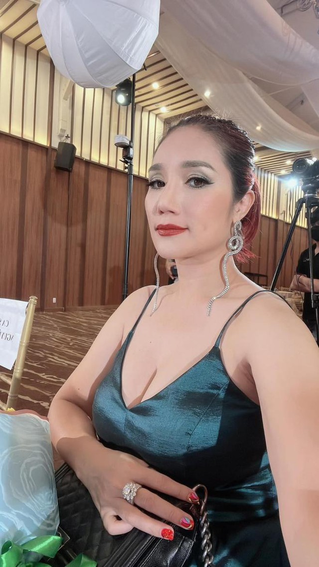 Mẹ đơn th&acirc;n l&agrave; NSƯT miền Nam đ&oacute;ng cửa qu&aacute;n cafe, b&aacute;n đồ cũ: &ldquo;Người ta chửi t&ocirc;i qu&aacute; trời lu&ocirc;n&rdquo; - Ảnh 3.