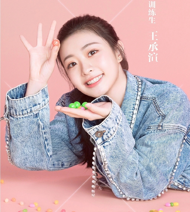 Hoa khôi showbiz xinh như ánh dương bị đình chỉ toàn bộ hoạt động, nay được bắt gặp tìm việc pha chế cafe - Ảnh 4.