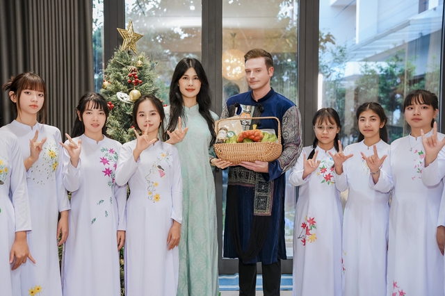 Phúc Anh ra bản tiếng Anh ca khúc "54 Dân Tộc Việt Nam", phần hình ảnh gây xúc động mạnh - Ảnh 3.