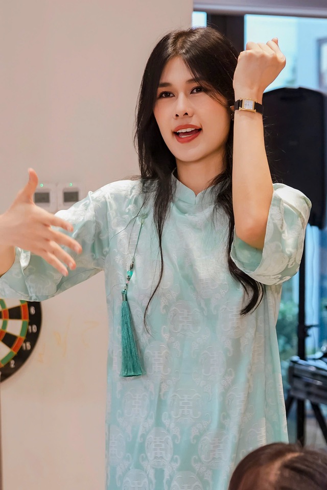 Phúc Anh ra bản tiếng Anh ca khúc "54 Dân Tộc Việt Nam", phần hình ảnh gây xúc động mạnh - Ảnh 4.