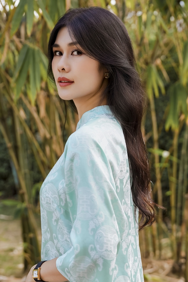 Phúc Anh ra bản tiếng Anh ca khúc "54 Dân Tộc Việt Nam", phần hình ảnh gây xúc động mạnh - Ảnh 1.