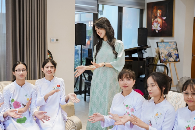 Phúc Anh ra bản tiếng Anh ca khúc "54 Dân Tộc Việt Nam", phần hình ảnh gây xúc động mạnh - Ảnh 2.