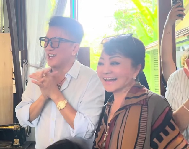 Vợ cũ Bằng Kiều tới quán Đàm Vĩnh Hưng, tình cờ gặp Hương Lan: "Tôi cùng 20 đồng bọn tới"- Ảnh 2. Vợ cũ Bằng Kiều tới quán Đàm Vĩnh Hưng, tình cờ gặp Hương Lan: "Tôi cùng 20 đồng bọn tới"- Ảnh 2.