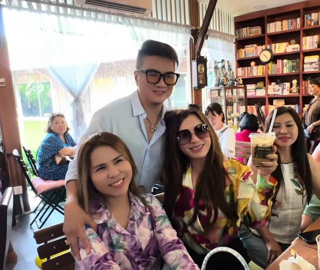 Vợ cũ Bằng Kiều tới quán Đàm Vĩnh Hưng, tình cờ gặp Hương Lan: "Tôi cùng 20 đồng bọn tới"- Ảnh 1. Vợ cũ Bằng Kiều tới quán Đàm Vĩnh Hưng, tình cờ gặp Hương Lan: "Tôi cùng 20 đồng bọn tới"- Ảnh 1.