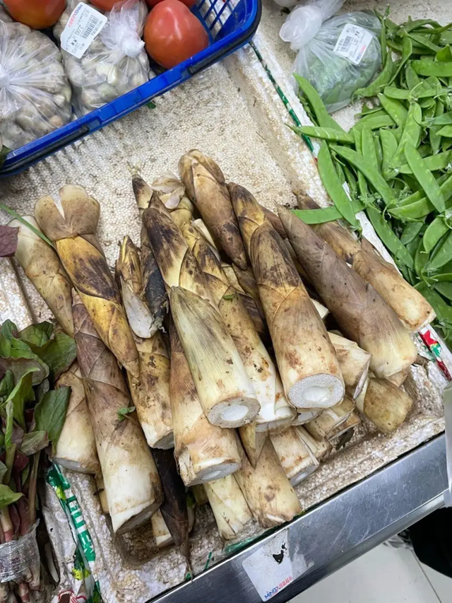 Ăn 1 loại rau khi đ&oacute;i bụng, người đ&agrave;n &ocirc;ng nhập viện v&igrave; xuất huyết dạ d&agrave;y, b&aacute;c sĩ nhăn mặt: "L&agrave;m thế kh&aacute;c g&igrave; cọ sắt ch&agrave; th&agrave;nh dạ d&agrave;y?"- Ảnh 1.