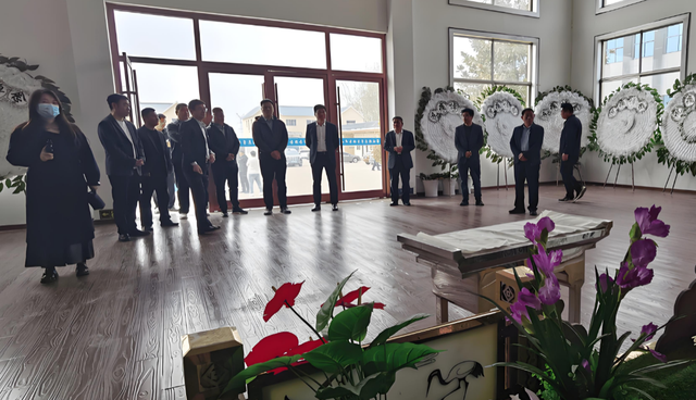 Trong đ&aacute;m tang bố t&ocirc;i, c&oacute; một người đến viếng, sau khi nh&igrave;n thấy, vợ t&ocirc;i lặng lẽ dọn đồ bỏ về ngoại- Ảnh 1.