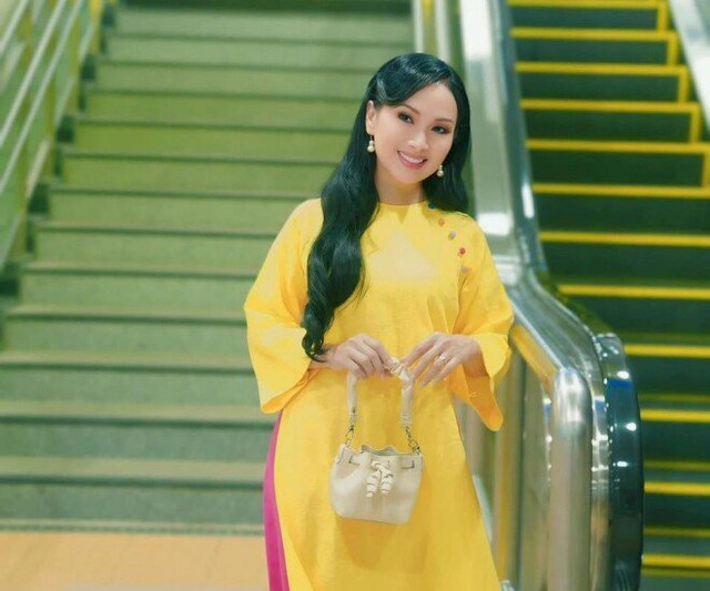 Ca sĩ H&agrave; Phương lấy tỷ ph&uacute;: "&Aacute;p lực chứ, chồng th&agrave;nh đạt th&igrave; cũng nhiều b&oacute;ng hồng v&acirc;y quanh" - Ảnh 1.