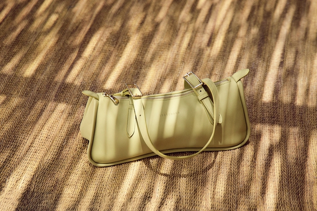Longchamp tung mẫu t&uacute;i mới, kiểu d&aacute;ng &ldquo;east &ndash; west&rdquo; bất ngờ trở lại đường đua xu hướng - Ảnh 2.